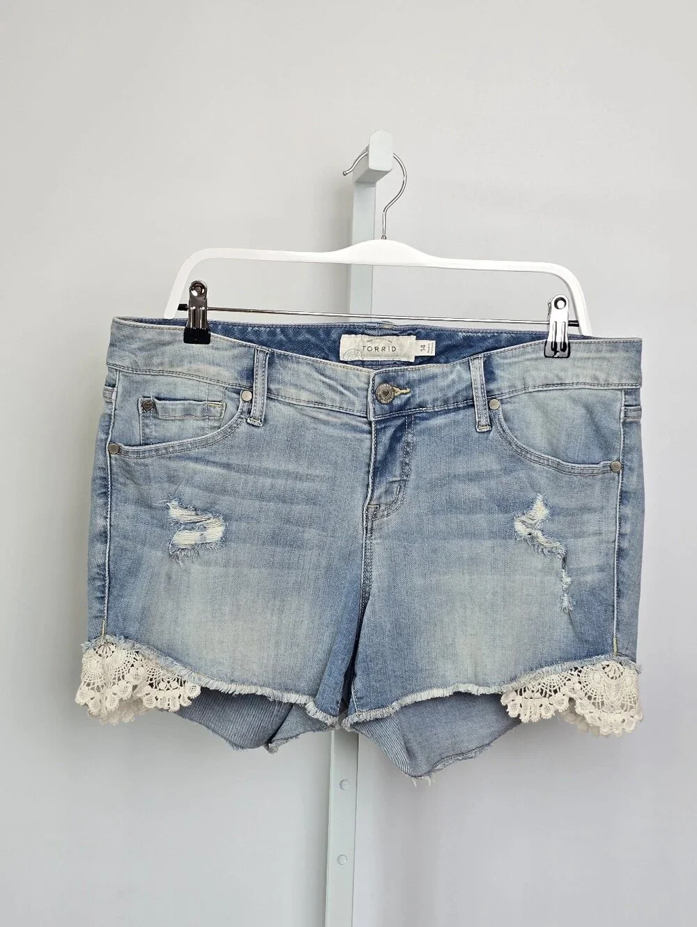Torrid Light Wash Distressed Denim Shorts Curved Frayed Hem Crochet Lace Trim 14